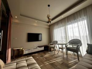 TV a/nebo společenská místnost v ubytování Mountain view Ras Elhekma Twin house challet 5 Bedrooms + 16 fotografií