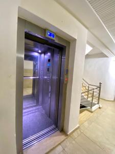 een lift in een gebouw met een bord erop bij Appartement près de la plage in Martil