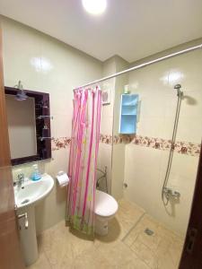 een badkamer met een wastafel, een toilet en een douche bij Appartement près de la plage in Martil