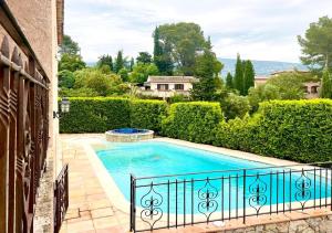 Tầm nhìn ra hồ bơi gần/tại Villa Cigale 4 chambres -Piscine Spa-Familles avec enfants - CapitalChic Services