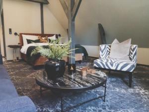 a living room with a bed and a table and chairs at Vertshuset Konow in Bergen
