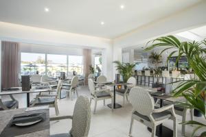 Reštaurácia alebo iné gastronomické zariadenie v ubytovaní FRESH HOTEL FALIRAKI