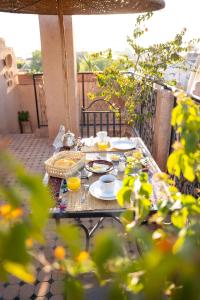 een tafel met borden eten op een patio bij Riad Maud in Marrakesh