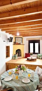 uma sala de estar com uma mesa e uma lareira em Yiannis Village house em Asklipiḯon