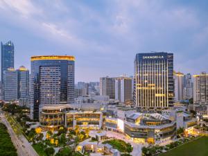 vistas a una ciudad con edificios altos en Shangri-La Fuzhou en Fuzhou