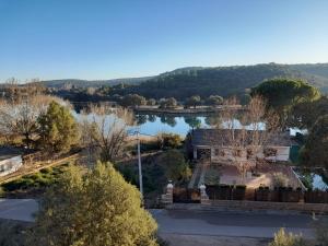 uma vista aérea de uma casa com um lago em Villa Emilia 2 em Ossa de Montiel