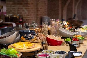 una tavola con piatti di cibo su un tavolo di Qarvasla Hotel a Tbilisi City