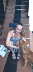コロンボにあるMelvilaの犬を連れて階段に座っている少女