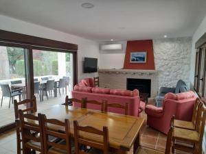 un soggiorno con mobili rossi e camino di Villa Emilia 2 a Ossa de Montiel