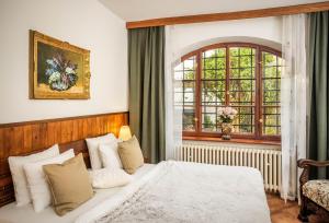 um quarto com uma cama e uma janela em Apartments Dlouhá 93 em Český Krumlov