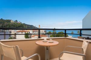 balcón con mesa, sillas y vistas en Palatino Hotel en Zakynthos