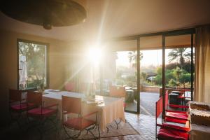 een eetkamer met een tafel en stoelen met uitzicht bij Dar Maktoub in Agadir