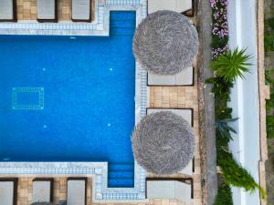 uma vista superior de uma piscina com guarda-sóis em Villa Angira em Kamari