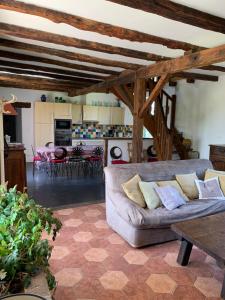 uma sala de estar com um sofá e uma mesa em "Castel" em Saint-Amand-de-Coly