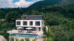an aerial view of a house with a swimming pool at Villa Dolce Vista in Gardone Riviera