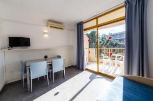Cette chambre dispose d'une table, de chaises et d'un balcon. dans l'établissement Inter 2, à Salou