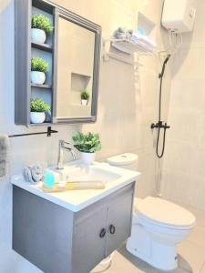 Bilik mandi di BrandNew 4 bedrooms house Cemara