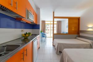 a kitchen with two beds and a sink in a room at Inter 2 in Salou