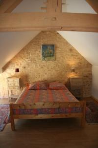 um quarto com uma cama grande no sótão em "Castel" em Saint-Amand-de-Coly