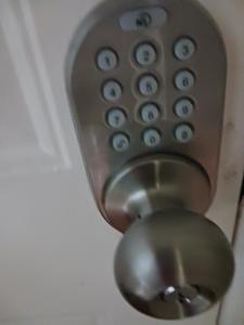 Primer plano de una manija de puerta con control remoto en Cozy Self-contained Bedroom, en Jonesboro 2 fotos más