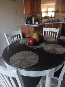 una mesa con fruta encima en la cocina en Cozy Self-contained Bedroom, en Jonesboro