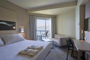 A bed or beds in a room at Richmond Nua Wellness Spa - Adult Only