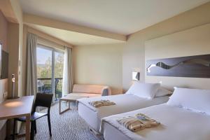 A bed or beds in a room at Richmond Nua Wellness Spa - Adult Only