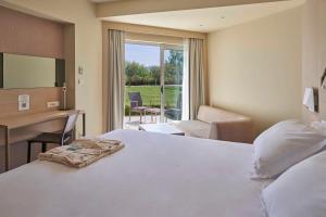 A bed or beds in a room at Richmond Nua Wellness Spa - Adult Only