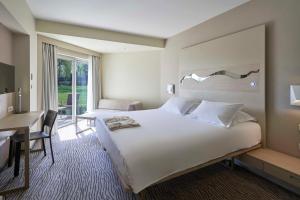 A bed or beds in a room at Richmond Nua Wellness Spa - Adult Only