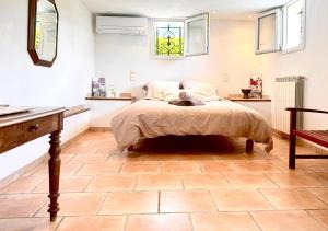 Giường trong phòng chung tại Villa Cigale 4 chambres -Piscine Spa-Familles avec enfants - CapitalChic Services