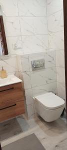 een witte badkamer met een toilet en een wastafel bij Studio Estera - Pokoje u Magdy in Kazimierz Dolny