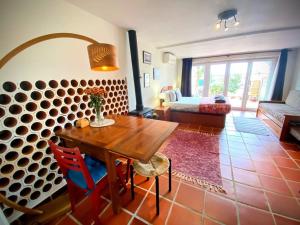un soggiorno con tavolo in legno e divano di Casa Bolacha a Colares