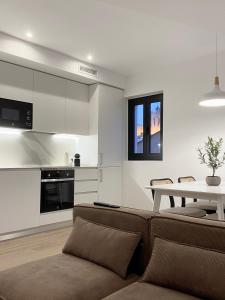塔拉戈纳Vigablanca Apartments的带沙发和桌子的客厅