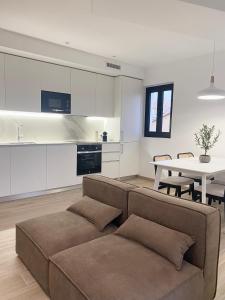 塔拉戈纳Vigablanca Apartments的带沙发和桌子的客厅