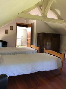 2 camas en una habitación con ático en "Castel" en Saint-Amand-de-Coly