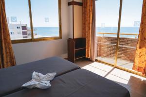 1 dormitorio con cama y ventana grande en htop Royal Sun #htopFun, en Santa Susanna