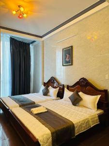 1 dormitorio con 1 cama grande en una habitación en PHÚ PHƯƠNG NAM HOTEL, en Can Tho