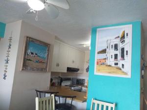 馬蓋特的住宿－Chesapeake Bay 24，厨房配有桌椅和墙上的照片