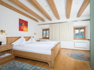 A bed or beds in a room at Gasthof Schopper