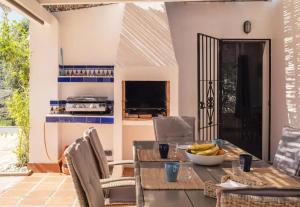 ein Esszimmer mit einem Tisch und Stühlen in der Unterkunft Casa Mañana, 365-Rentals in Torrox