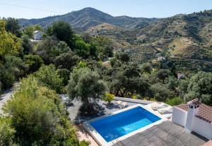 een afbeelding van een villa met zwembad bij Casa Mañana, 365-Rentals in Torrox