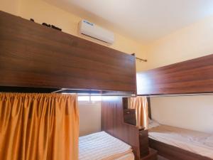 Zimmer mit einem Etagenbett und einer Holzwand in der Unterkunft Pizza Street Hostel in Aqaba