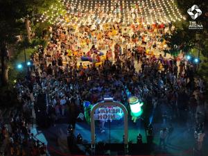 una vista aerea di una folla di persone a est di The Arena Apartment Cam Ranh - Free Pool a Cam Ranh