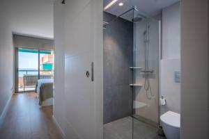 Et badeværelse på AT145 Pins, piscina, primera línea, vista mar + 28 billeder