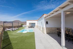 widok na podwórko willi z basenem w obiekcie Villa Gregorio w mieście Cardón