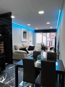 un soggiorno con un tavolo e un divano di IN LOVE a Mahora