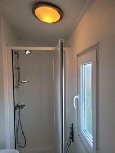 Et badeværelse på Fijne chalet aan het bos! + 6 billeder