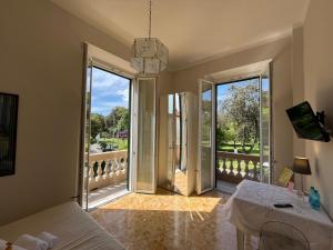 a room with a table and a balcony with sliding doors at Pura vida in Viareggio