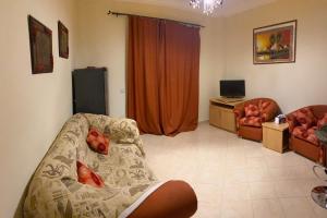 salon z kanapą i 2 krzesłami w obiekcie Apartment Sahl Hasheesh 1+1 w mieście Hurghada