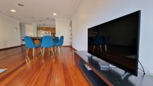 TV a/nebo společenská místnost v ubytování Capela's House by LovelyStay